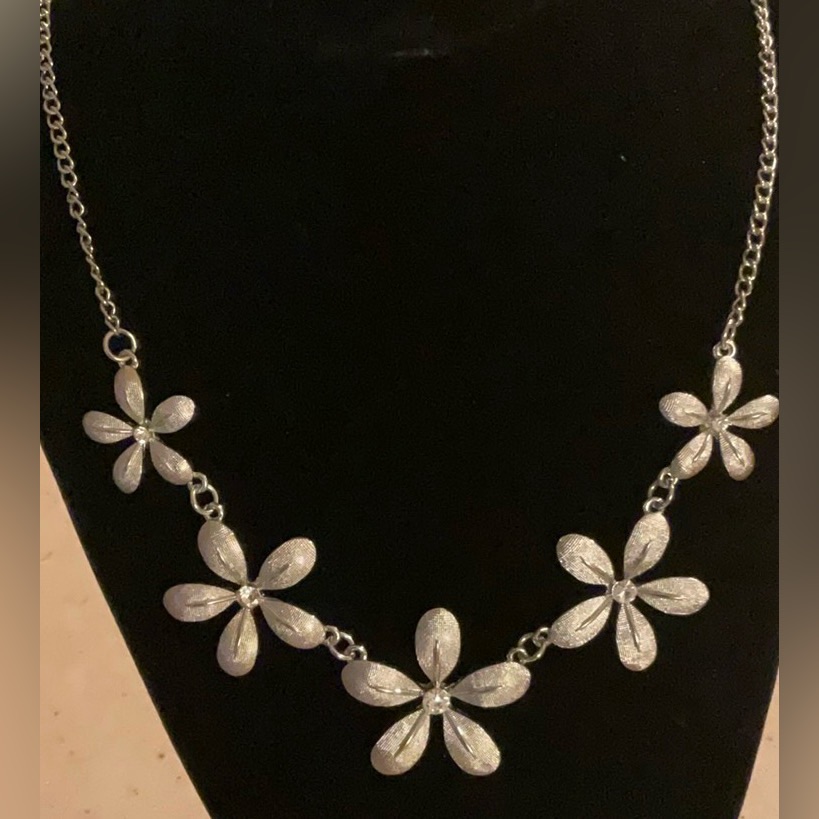 Vintage Jaclyn Smith Flower Silvertone Nk With Matching Earrings